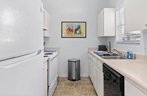 University Heights Apartment | Vibrant apartment within 5 mins to UF & Stadium!