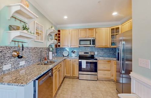 Hatteras Condo | Vibrant beach retreat with washer/dryer, central AC, deck, & pool access