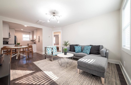 Villa Heights House | Vibrant & Chic 2 Bedroom near Uptown by, Mansion™