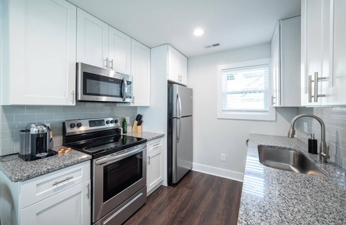 Villa Heights House | Vibrant & Chic 2 Bedroom near Uptown by, Mansion™