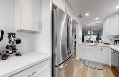 Palm Springs Apartment | Vibrant dog-friendly condo with hot tub, tennis court, pool, W/D, grill & patio