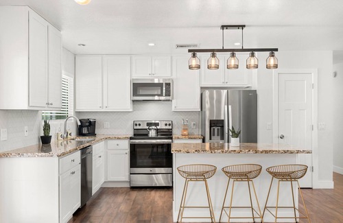Baseline-Hardy House | Vibrant & Fun w/4 King Beds+Pool+Air Hockey+Ping-Pong