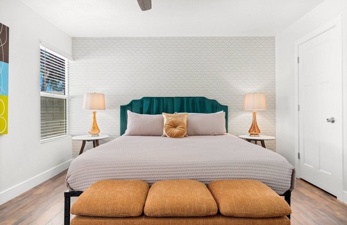 Baseline-Hardy House | Vibrant & Fun w/4 King Beds+Pool+Air Hockey+Ping-Pong