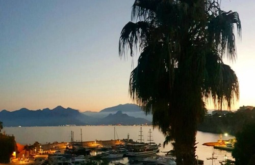 Kaleici Apartment | Vibrant Hotel Suite in Historical Area