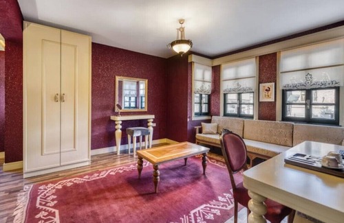 Kaleici Apartment | Vibrant Hotel Suite in Historical Area