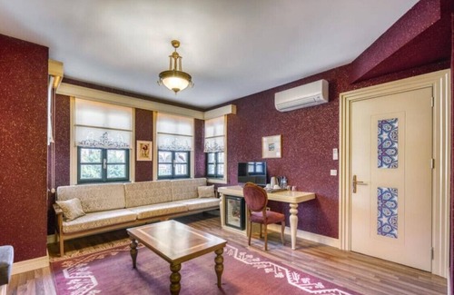 Kaleici Apartment | Vibrant Hotel Suite in Historical Area
