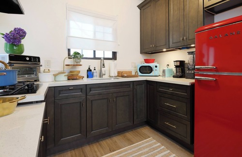 Santa Ana Apartment | Vibrant Living 1B1B 10 mins. drive to Disneyland
