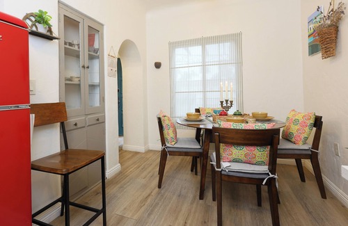 Santa Ana Apartment | Vibrant Living 1B1B 10 mins. drive to Disneyland