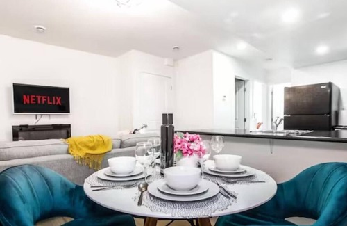 Northwest Edmonton House | Vibrant Suite - Long Stays - Wi-Fi - Fireplace - NFLXn