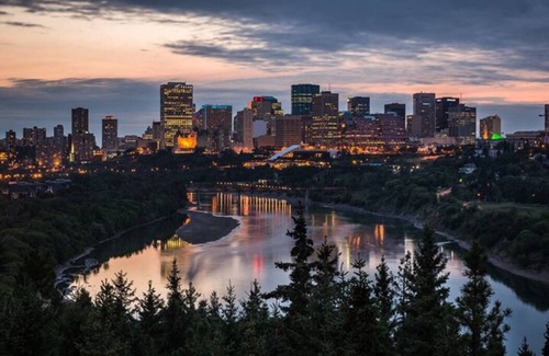 Northwest Edmonton House | Vibrant Suite - Long Stays - Wi-Fi - Fireplace - NFLXn