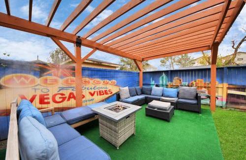 Northside House | Vibrant Vegas Vibes - Hot Tub & Games - Perfect 4 Family & Groups