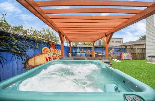 Northside House | Vibrant Vegas Vibes - Hot Tub & Games - Perfect 4 Family & Groups