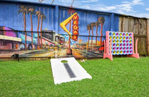 Northside House | Vibrant Vegas Vibes - Hot Tub & Games - Perfect 4 Family & Groups