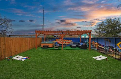 Northside House | Vibrant Vegas Vibes - Hot Tub & Games - Perfect 4 Family & Groups