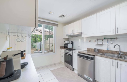Dubai Villa | Vibrant Villa in Springs 11 Sleeps 6 with Balcony!