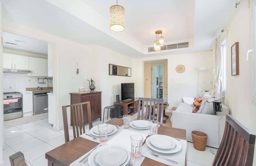 Dubai Villa | Vibrant Villa in Springs 11 Sleeps 6 with Balcony!