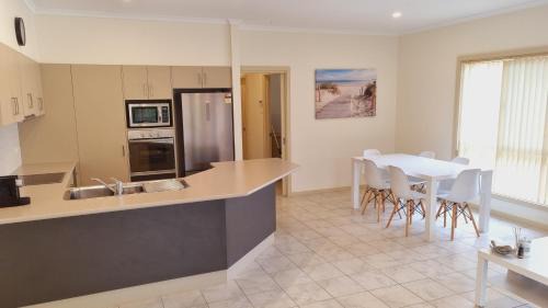 Victor Harbor House | Victor Central Cottage Perfect Location