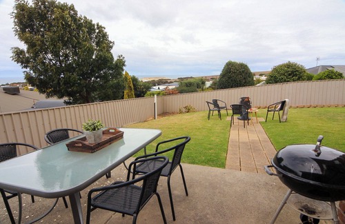 Encounter Bay House | Victor Harbor | Spacious | Seaside | Pets Welcome | Balcony Views, Smart TV, Wi-Fi, Outdoor Firepit