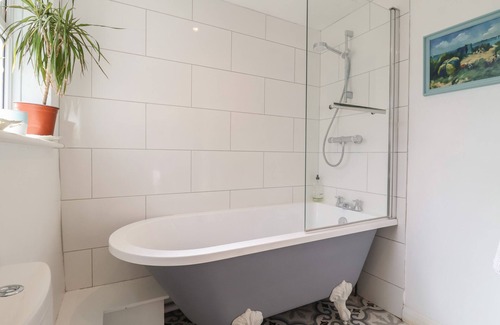 Saxmundham Cottage | VICTORIA COTTAGE, pet friendly, with open fire in Saxmundham