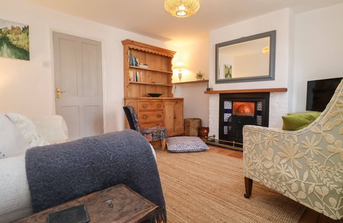 Saxmundham Cottage | VICTORIA COTTAGE, pet friendly, with open fire in Saxmundham