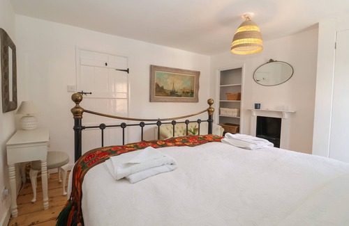 Saxmundham Cottage | VICTORIA COTTAGE, pet friendly, with open fire in Saxmundham