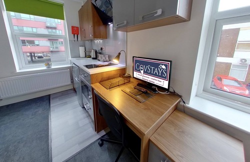 Coventry Apartment | Victoria House - Queen Studio by CovStays