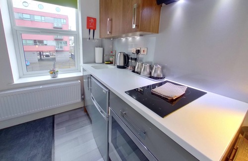 Coventry Apartment | Victoria House - Queen Studio by CovStays