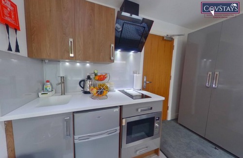 Coventry Apartment | Victoria House - Queen Studio by CovStays
