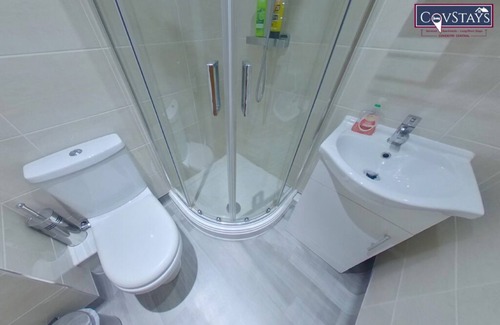 Coventry Apartment | Victoria House - Queen Studio by CovStays