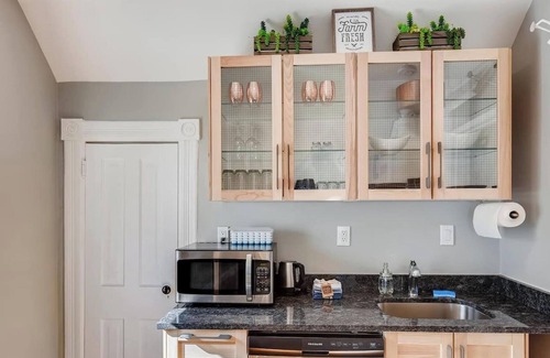 Central Colorado Springs Apartment | Victorian Duplex Utility Kitchen Walk to DT