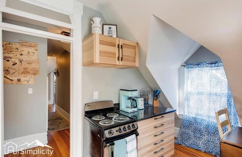 Central Colorado Springs Apartment | Victorian Duplex Utility Kitchen Walk to DT