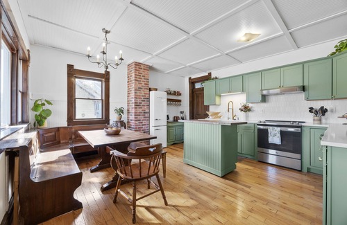 Logan House | Victorian Farmhouse in the heart of Hocking Hills, 5 minutes from Old Man's Cave
