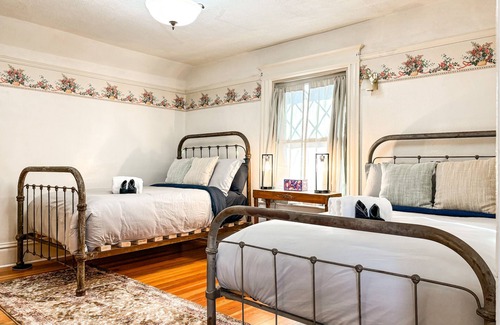 Central Colorado Springs House | Victorian Retreat /mins to downtown /cozy pation