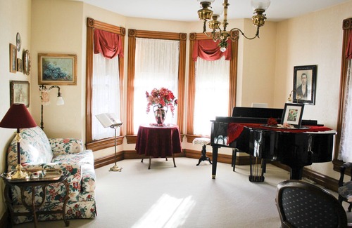 Algonquin Bed & Breakfast | Victorian Rose Garden