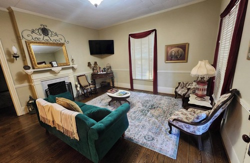 Eufaula House | Victorian Secret,entire house In Eufaula, Al. Sport enthusiasts are welcomed.