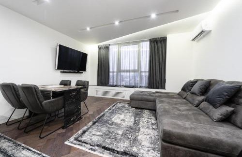 Shevchenkivs'kyi District Apartment | Victory-30 Luxe Apartment City Center