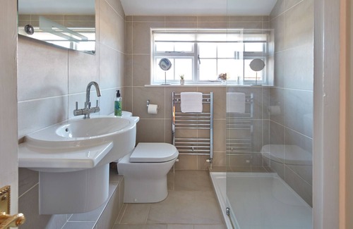 Deal House | Victory House – in Deal town, huge garden