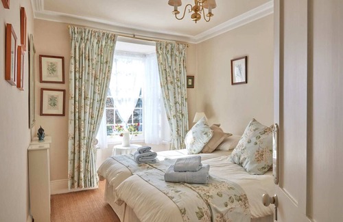 Deal House | Victory House – in Deal town, huge garden