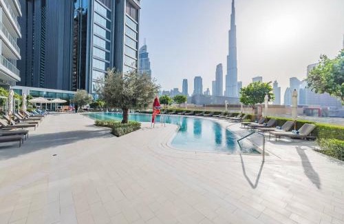 Downtown Dubai Apartment | Vida Dubai Mall Balcony with Burj Views walk to Dubai Mall by Heaven Crest Vacation Homes