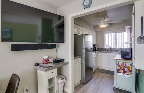 South Mission Beach Condo | View of the water, steps from the beach, bikes and other toys included.
