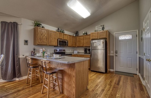 Pigeon Forge Ski Chalet | VIEW THE FERRIS WHEEL One story chalet with outdoor television hot tub close to town