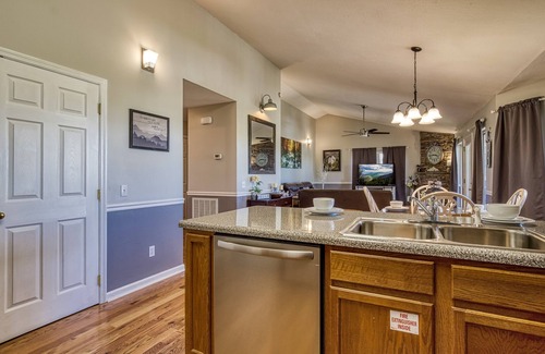 Pigeon Forge Ski Chalet | VIEW THE FERRIS WHEEL One story chalet with outdoor television hot tub close to town