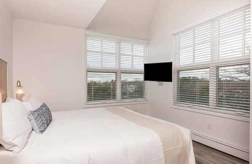 York Beach House | ViewPoint - 2BR Upper Townhouse Suite 106