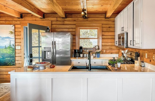 Bryson City House | VIEWS, hot tub, firepit, WIFI and Outdoor Speakers