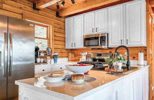 Bryson City House | VIEWS, hot tub, firepit, WIFI and Outdoor Speakers