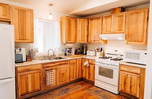 Oakhurst House | Views of Bass Lake, whole house generator, BBQ, Outdoor dining, Mountain Views
