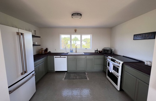 North Truro House | Views of Cape Cod Bay only 10 mins from Provincetown Center!