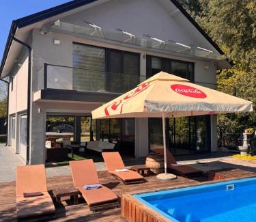 Novi Beograd House | Vila Sava with Pool & Jacuzzi and House Boat
