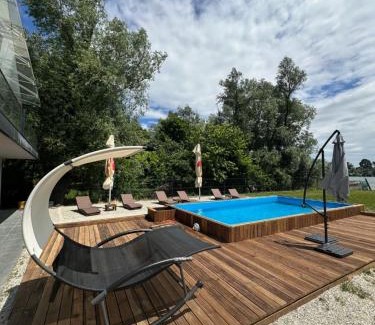 Novi Beograd House | Vila Sava with Pool & Jacuzzi and House Boat