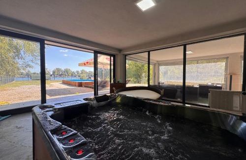 Novi Beograd House | Vila Sava with Pool & Jacuzzi and House Boat